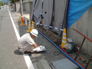 【騒音レベル測定状況】騒音規制法に伴う特定建設作業の騒音測定状況。敷地境界線上で時間率騒音レベル（L5）を測定